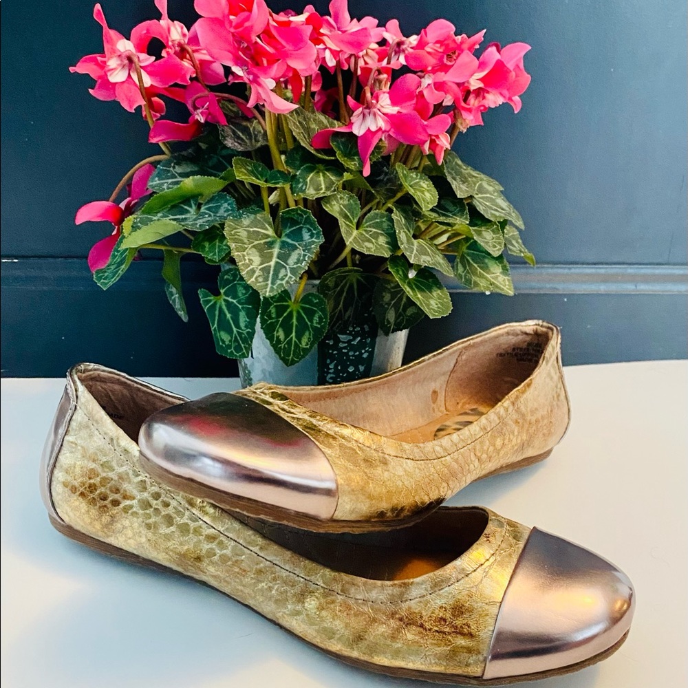 NWOT - Brushed Gold Bare Trap Flats